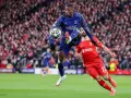 Piłkarz PSG w powietrzu z piłką, obok zawodnik Liverpoolu. Emocjonujący mecz PSG – Liverpool.