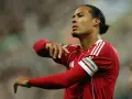 Kapitan reprezentacji Holandii, Virgil van Dijk, w czerwonej koszulce z opaską "Captain" podczas meczu, który mógłby być częścią jego drogi na mistrzostwa świata.