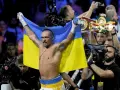 Oleksandr Usyk, po zwycięstwie nad Anthonym Joshuą, triumfalnie unosi flagę Ukrainy.