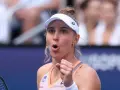 Beatriz Haddad Maia zaciśniętą pięścią celebruje punkt na korcie tenisowym.