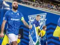 Piłkarz Lecha Poznań z flagą Szachtara na ręku, podczas meczu.