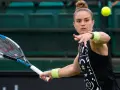 Maria Sakkari w akcji, uderza piłkę rakietą. Skupiona na grze, gotowa do zwycięstwa.