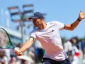 Hurkacz mecz dzisiaj na żywo transmisja online Eurosport. Tenisista w akcji, uderza piłkę rakietą.