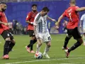 Lionel Messi w akcji, być może tworzy asystę, która zbliży go do rekordu kto ma najwięcej asyst w historii piłki nożnej.