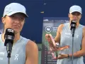 Iga Świątek z pucharem i mikrofonem WTA Tour. Zastanawiasz się, ile zarobiła Iga Świątek?
