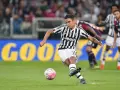 Piłkarze z polskimi korzeniami, jak Paulo Dybala, w akcji na boisku.
