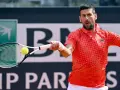 Novak Djoković, uznawany za najlepszego tenisistę w historii, w akcji na korcie.