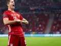 Robert Lewandowski w czerwonej koszulce Bayernu świętuje bramkę. Krótka biografia tego piłkarza to historia sukcesów.