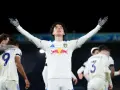 Piłkarz Leeds świętuje zwycięstwo nad Liverpoolem, wznosząc ręce ku górze.