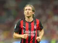 Piłkarz w czerwono-czarnej koszulce AC Milan, z opaską na głowie. Wciąż w świetnej formie, mimo że ile lat ma Luka Modrić, wciąż zachwyca.