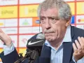 Fernando Santos, z gestykulacją, podczas konferencji prasowej.