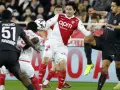 Piłkarze AS Monaco FC walczą o piłkę w trakcie zaciętych rozgrywek.