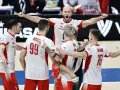 Siatkarze w białych strojach z czerwonymi detalami świętują zwycięstwo. Jeden z nich krzyczy z radości. To drużyna z drugiej ligi włoskiej.