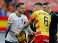 Piłkarze przed meczem Jagiellonia - Pogoń. Zawodnicy wymieniają się proporcami.