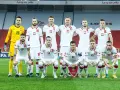 Reprezentacja Polski w piłce nożnej gotowa na mecze reprezentacji Polski 2025. Drużyna w białych strojach na murawie stadionu.