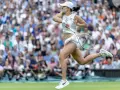 Tenisistka w akcji na korcie podczas WTA Berlin. Dynamiczny ruch, rakieta w dłoni, tłum kibiców na trybunach.