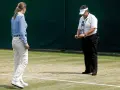 Sędzia na korcie tenisowym, przygotowująca się do meczu w ramach **Halle ATP**.