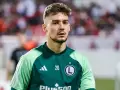 Ernest Muçi w zielonej koszulce z numerem 20, gotowy do gry.
