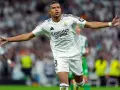 Piłkarz Realu Madryt w białej koszulce z numerem 9, radośnie świętujący bramkę. Spekulacje o la liga transfery z jego udziałem trwają.
