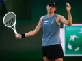 Tenisistka na kortach w Indian Wells 2026, z rakietą w dłoni, skupiona na grze.