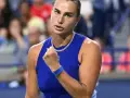 Aryna Sabalenka w kluczowym momencie meczu, zaciśnięta pięść i skupienie na twarzy.