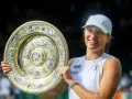 Iga Świątek z pucharem na Wimbledonie. Radość po zwycięstwie na trawiastych kortach.