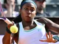Coco Gauff w akcji, skupiona na odbiciu piłki podczas meczu.