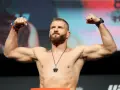 Jan Błachowicz, wojownik kategorii lekkiej UFC, napina bicepsy.