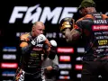 Bokserzy na treningu przed galą FAME MMA. Jeden z nich w rękawicach, drugi z łapami treningowymi.