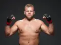 Silny polak w UFC, gotowy do walki, zaciśnięte pięści w rękawicach.