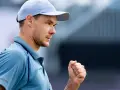 Kamil Majchrzak w akcji, zaciśnięta pięść i determinacja na twarzy.