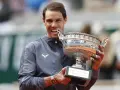 Rafael Nadal z pucharem Roland Garros, triumfator turnieju.