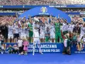 Piłkarze Legii Warszawa świętują zdobycie Pucharu Polski. Radość polskich drużyn w pucharach jest widoczna na twarzach zawodników i kibiców.