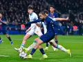 Piłkarz PSG w akcji, walczy o piłkę z zawodnikiem OM. Czy to on zostanie królem strzelców Ligue 1?