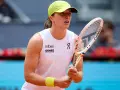 Iga Świątek w skupieniu czeka na return, gotowa do walki z Coco Gauff.