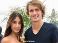 Alexander Zverev i jego partnerka, uśmiechnięci na tle palm. Zverev życie prywatne w blasku fleszy.