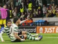 Piłkarze Sportingu Lizbona świętują bramkę podczas meczu. Radość na twarzach, zielono-białe stroje, trybuny pełne kibiców.
