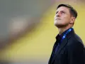 Trener Inter Mediolan wpatrzony w niebo, z nadzieją na zwycięstwo.