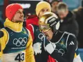 Philipp Raimund w złoto-czarnym kasku i goglach krzyczy z radości, obok kolega w czerwonej czapce i żółtej kurtce.