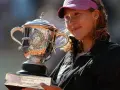 Uśmiechnięta tenisistka z pucharem Suzanne Lenglen po zwycięstwie w finale Roland Garros.
