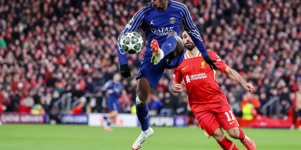 Piłkarz PSG w powietrzu z piłką, obok zawodnik Liverpoolu. Emocjonujący mecz PSG – Liverpool.