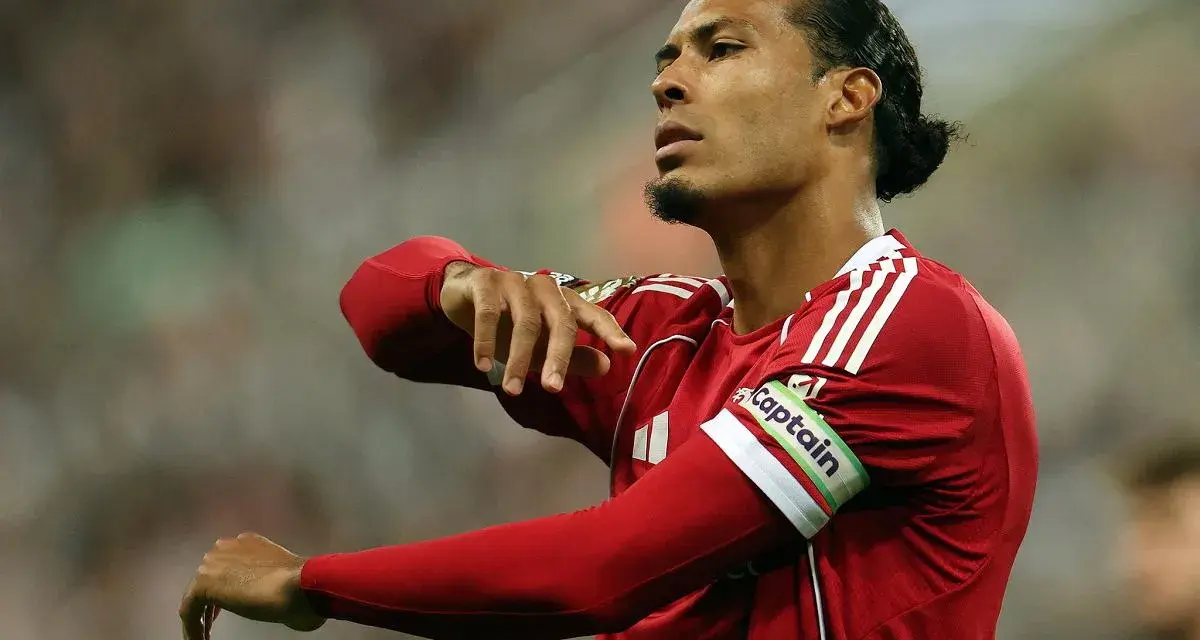Kapitan reprezentacji Holandii, Virgil van Dijk, w czerwonej koszulce z opaską "Captain" podczas meczu, który mógłby być częścią jego drogi na mistrzostwa świata.
