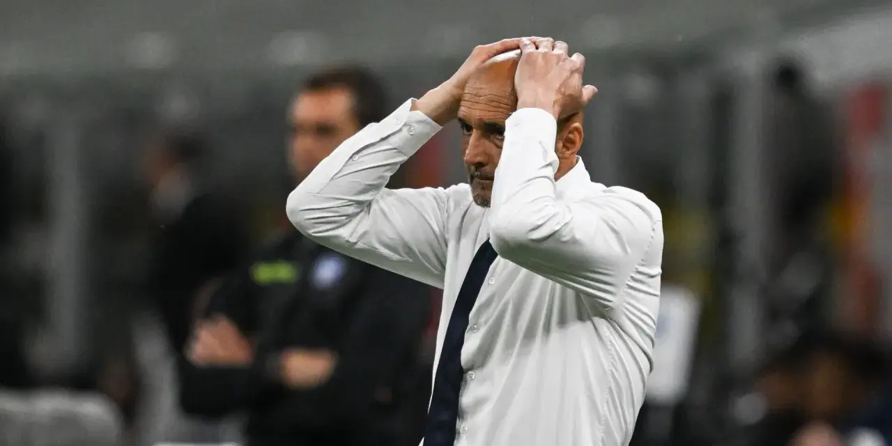 Trener w białej koszuli z granatowym krawatem, z rękami na głowie, przeżywa trudne chwile podczas meczu Juventus AC Milan.