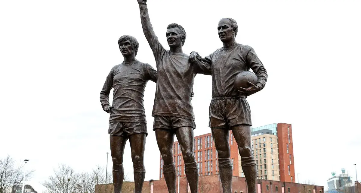 Pomnik trzech legend Manchesteru United: Charlton, Law i Best. Ich postacie upamiętniają złote lata klubu.