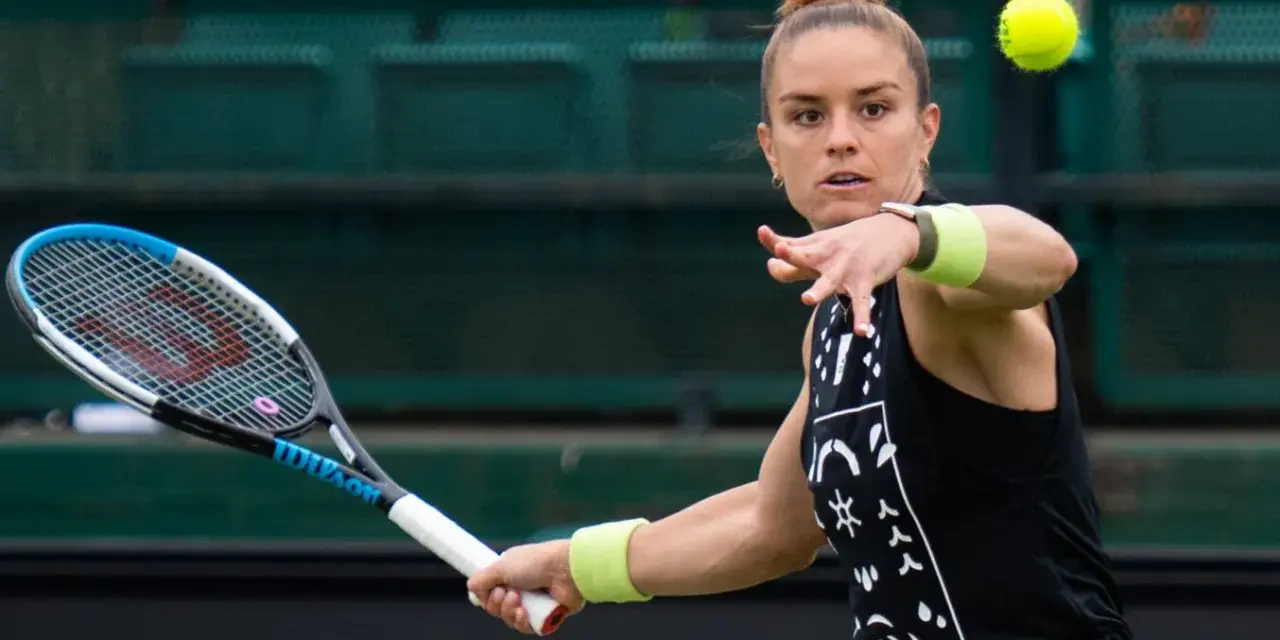 Maria Sakkari w akcji, uderza piłkę rakietą. Skupiona na grze, gotowa do zwycięstwa.