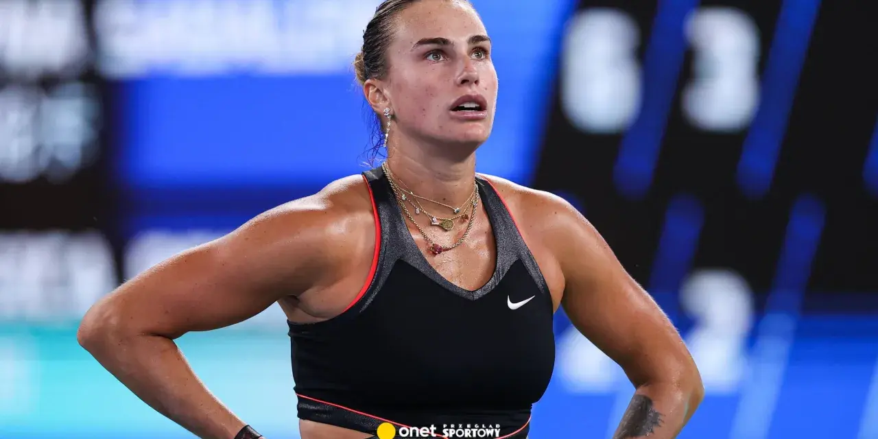 Aryna Sabalenka, spocona po zaciętym meczu, z determinacją w oczach.