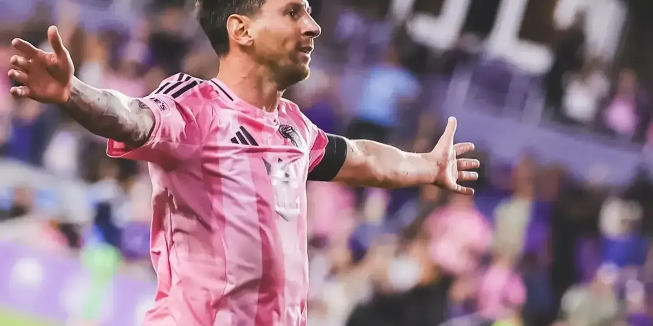 Leo Messi w różowej koszulce świętuje bramkę na stadionie, gdzie gra.
