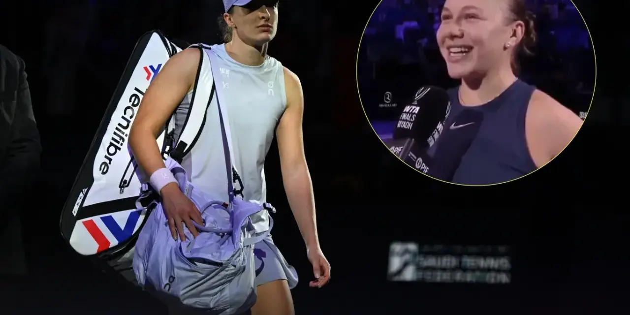 Iga Świątek z torbą na korcie, obok uśmiechnięta Amanda Anisimova podczas wywiadu.