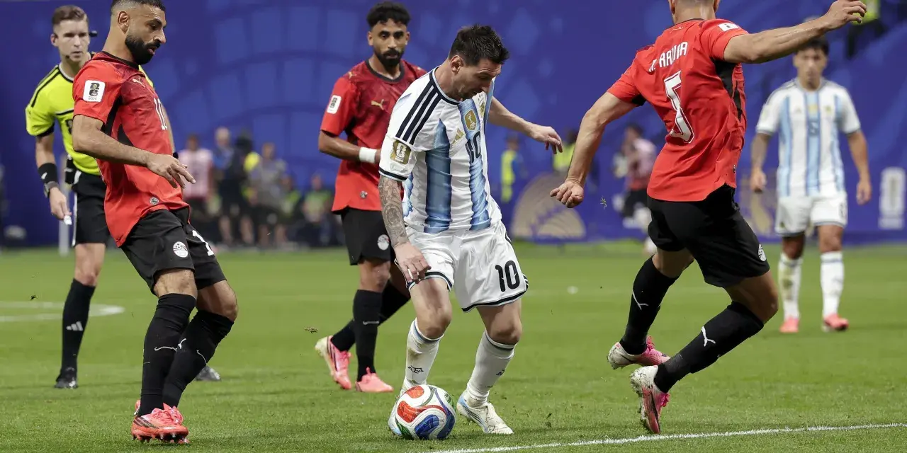 Lionel Messi w akcji, być może tworzy asystę, która zbliży go do rekordu kto ma najwięcej asyst w historii piłki nożnej.