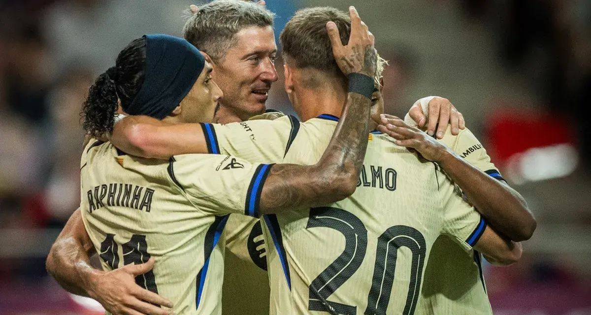 Piłkarze FC Barcelona, Raphinha, Lewandowski i Ferran Torres, świętują bramkę w meczu przeciwko Celcie Vigo.